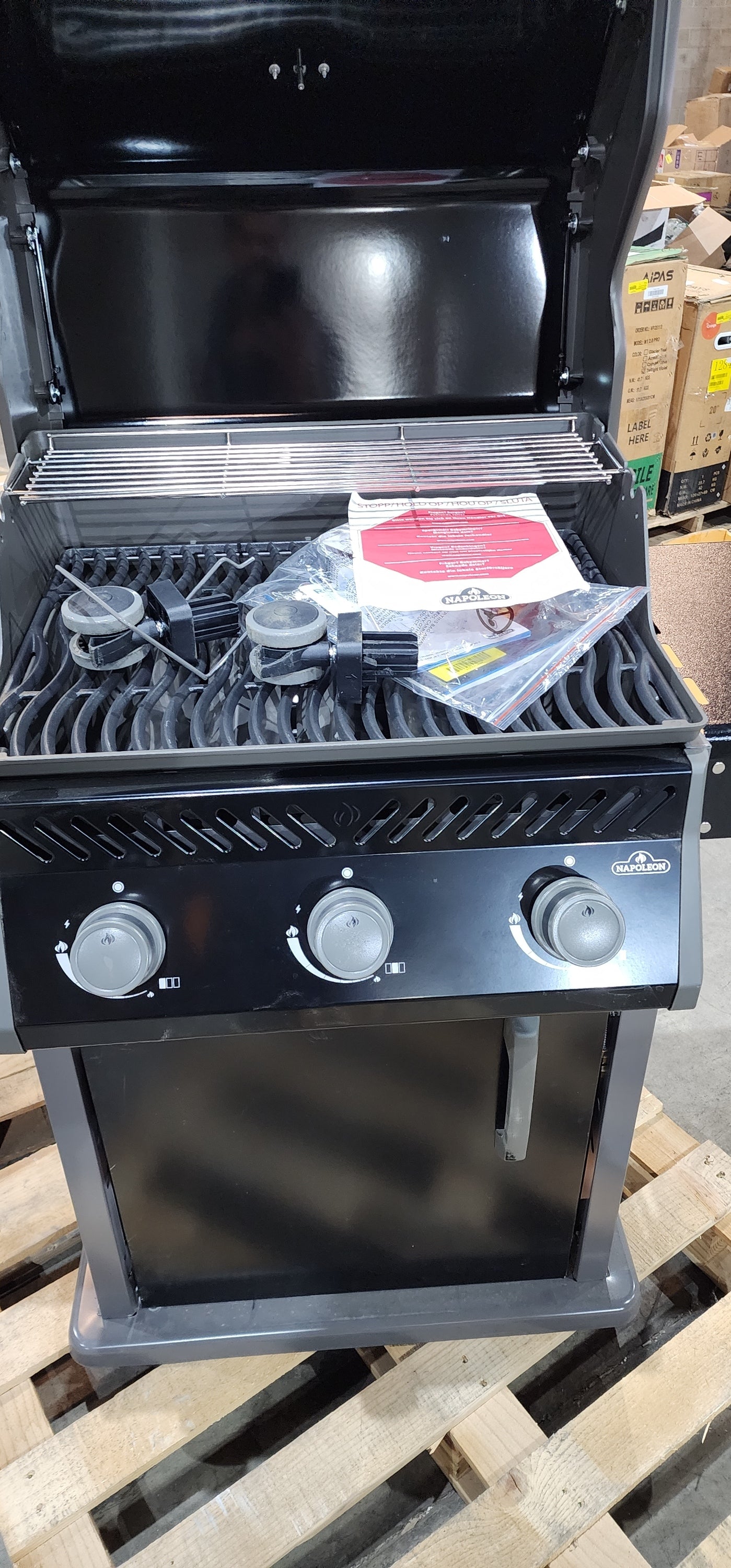 Napoleon Rogue 3-Burner Propane Grill Black